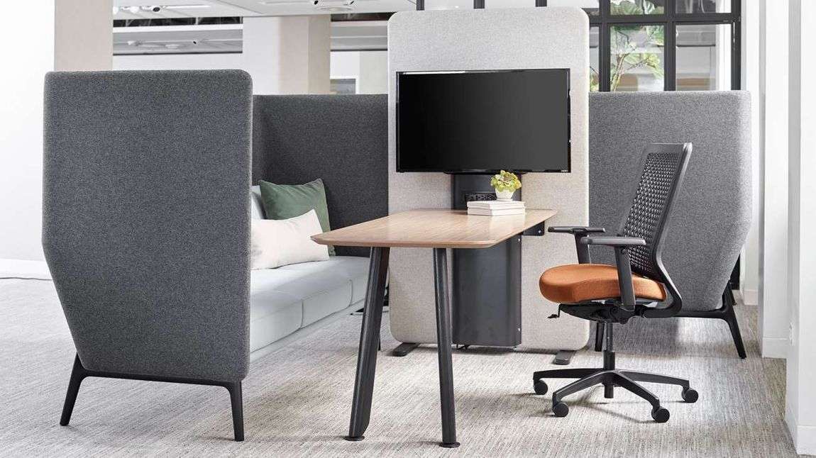 hybrid desk with acoustic features in hoteling workplace